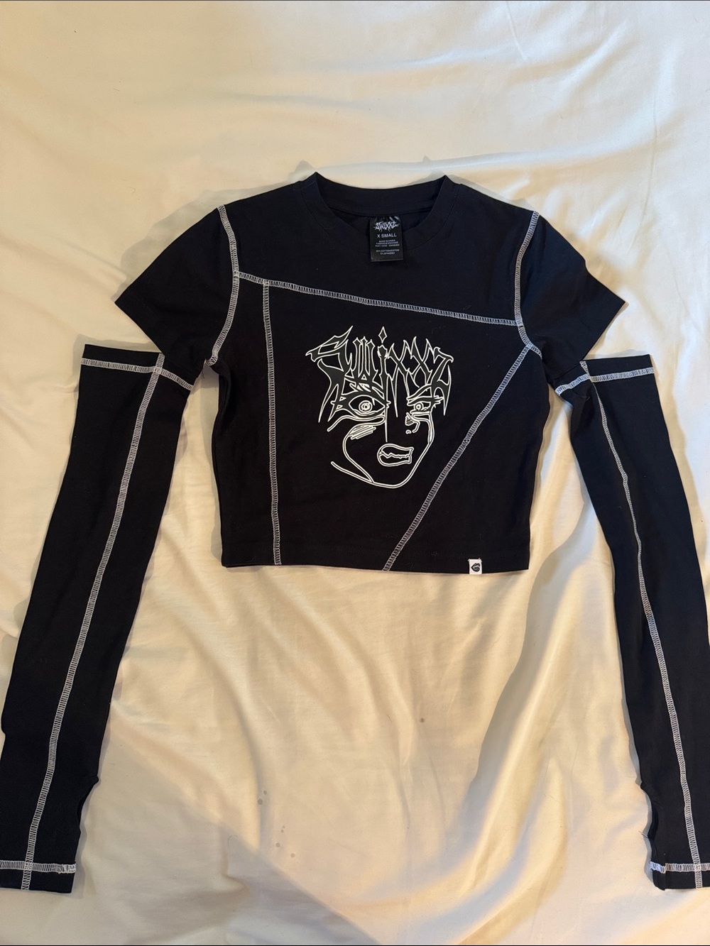 Graphic Long-Sleeve Crop Top - Black